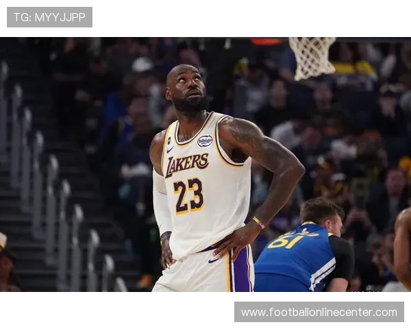 湖人队全力备战新赛季 詹姆斯展现强大领导力 目标冲击总冠军